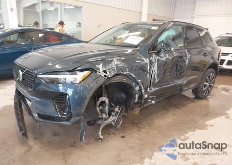 2025 Volvo Xc60 B5 Plus z USA, uszkodzony, nr VIN YV4M12RC1S1103980